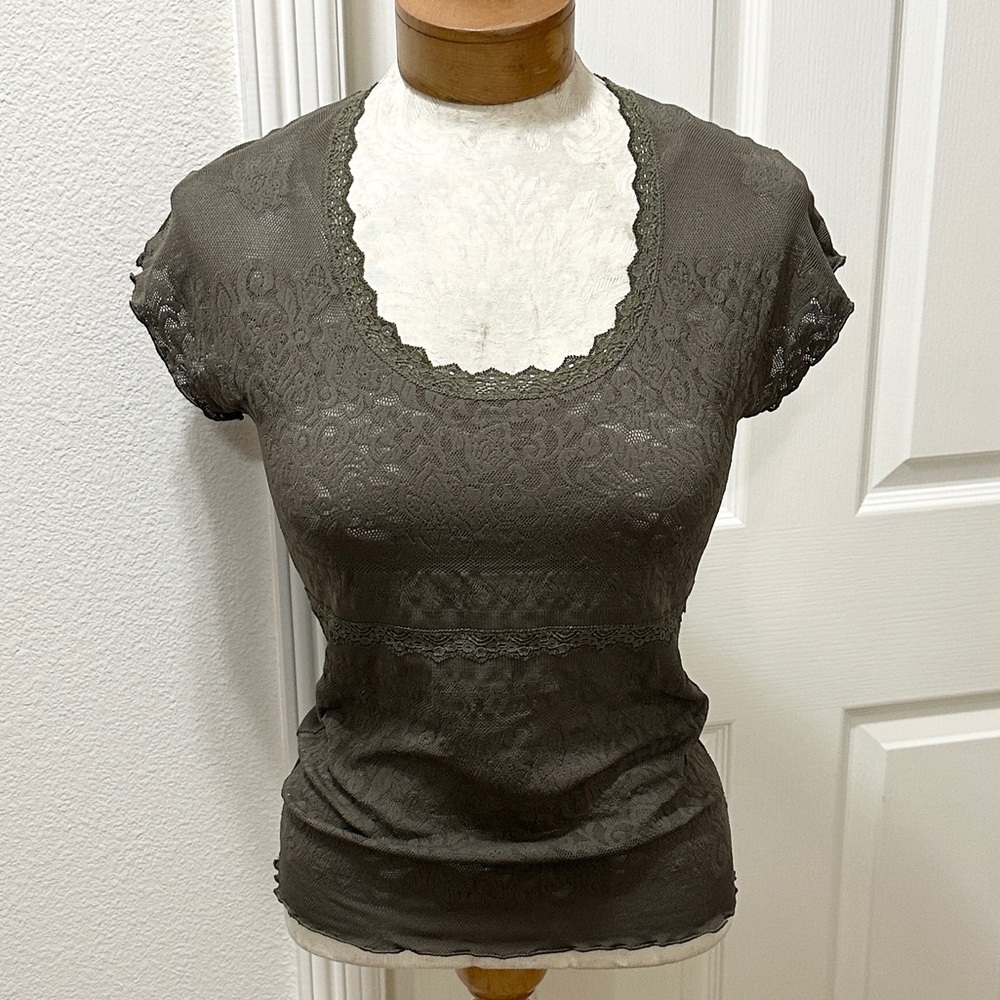 Suggest by Pain de Sucre Elegant Mesh and Lace S/S Olive Green Top - 4 (France)